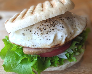 ベーコンエッグ　750円