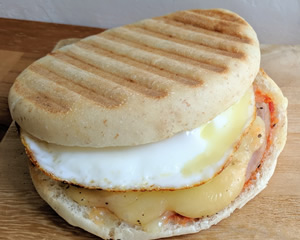 ハムチーズエッグ　620円